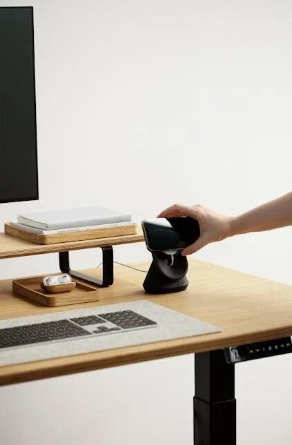 Discover the Benefits of Using an Adjustable Office Desk