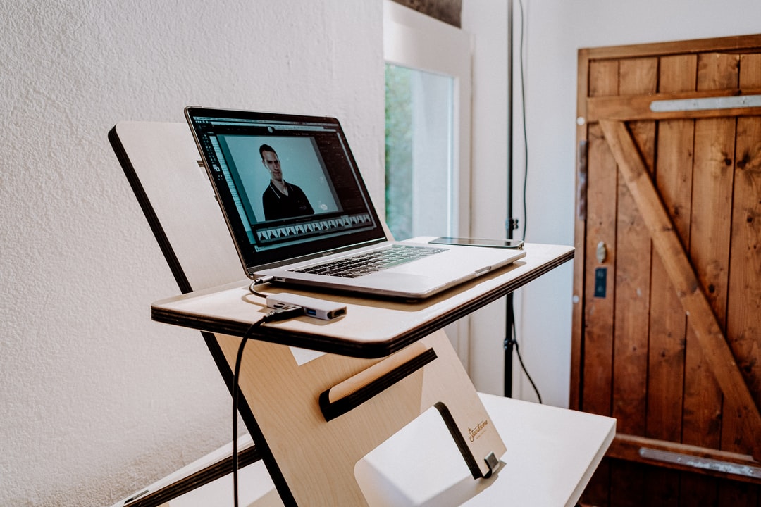 Experts Tips on How to Choose an Adjustable Standing Desk